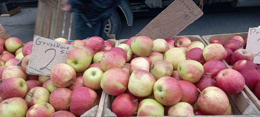 Tutaj jabłka w cenie 2,50 złotych za kilogram.