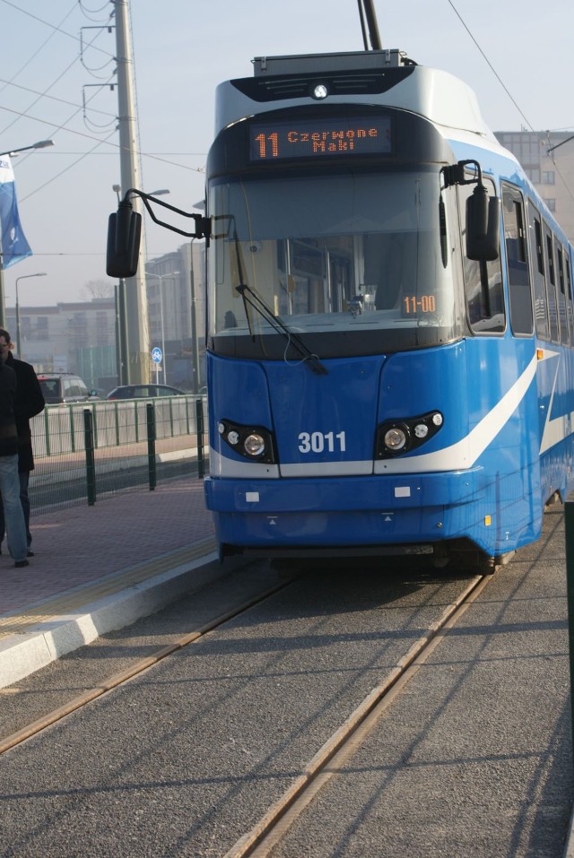 Pierwszy tramwaj linii nr 11 na pętli Czerwone Maki. Fot. Henryk Czechowski