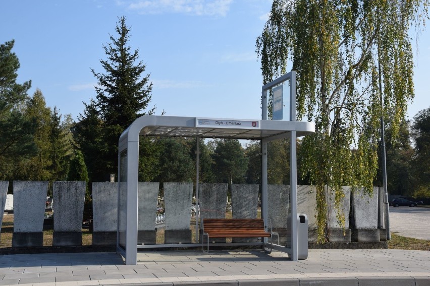 Nowa wiata przystankowa przy cmentarzu w Otyniu.