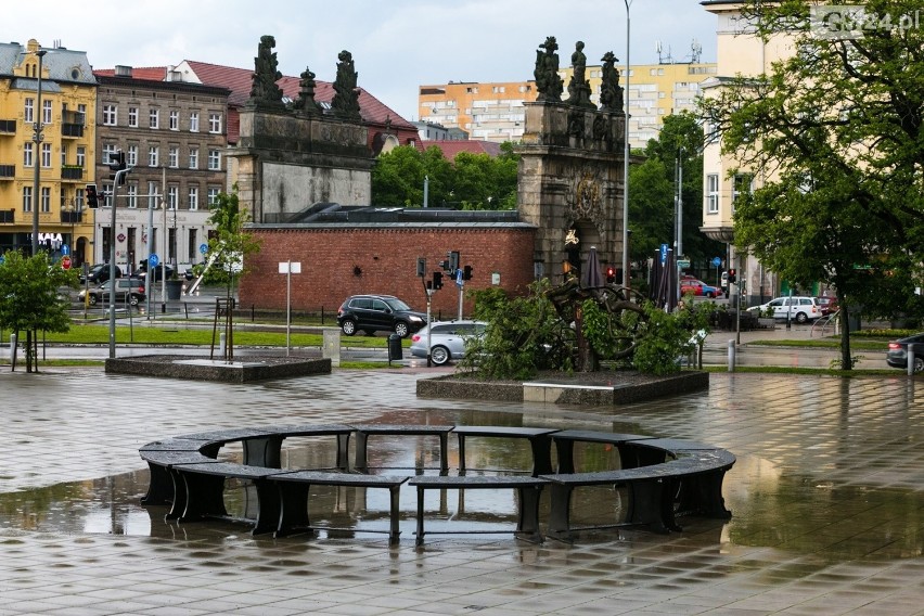 Rocznica coraz bliżej. "Okrągły stół" już na placu Solidarności [ZDJĘCIA]