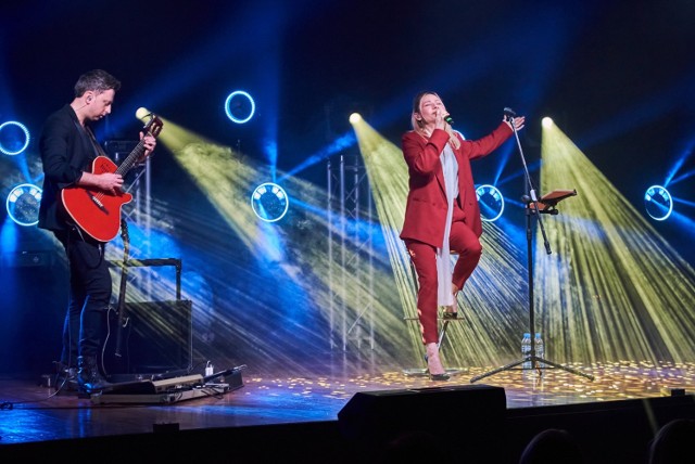 Piosenkarka Anna Karwan na scenie w Jabłonowie Pomorskim zaśpiewała z Mikołajem Jabłońskim z Konojad w gminie Jabłonowo Pomorskie, który jest finalistą programu "The Voice Kids"