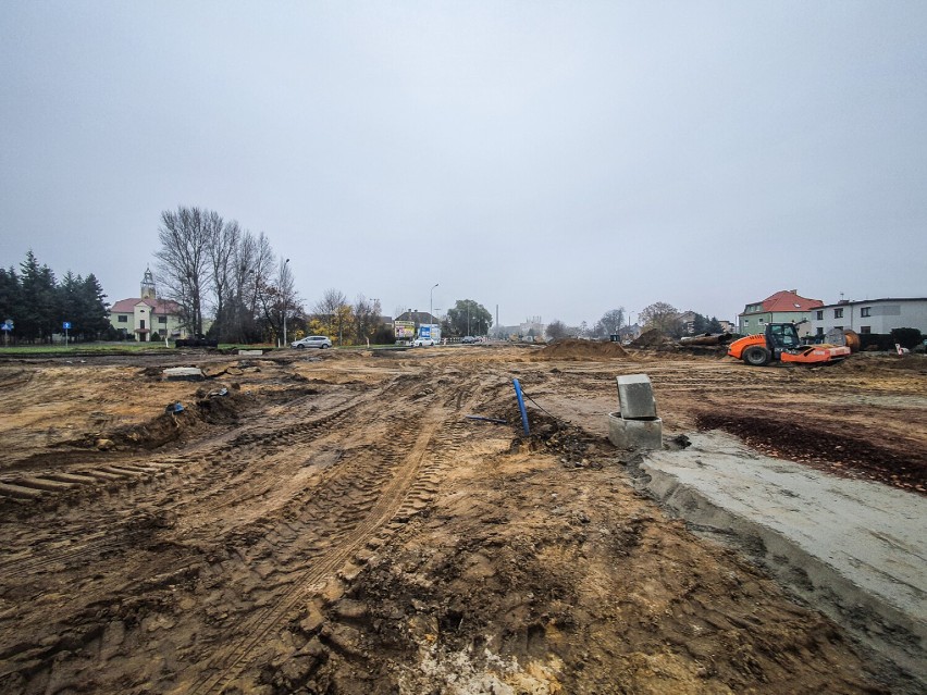 Prace przy budowie ronda u zbiegu Wolińskiej, Szybowników i Grota Roweckiego w Lesznie