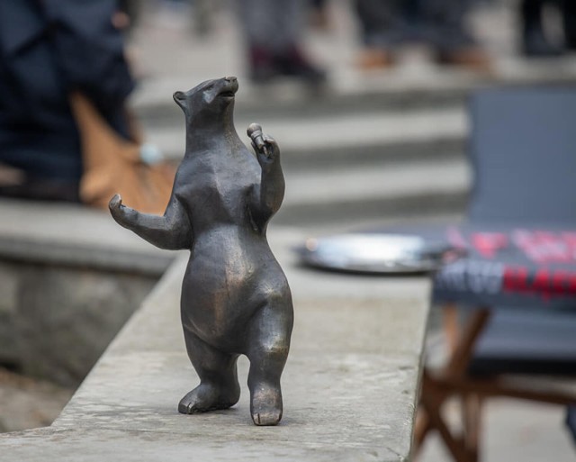 Miś z mikrofonem to kolejny niedźwiadek, którego zobaczyć można w Polanicy-Zdroju