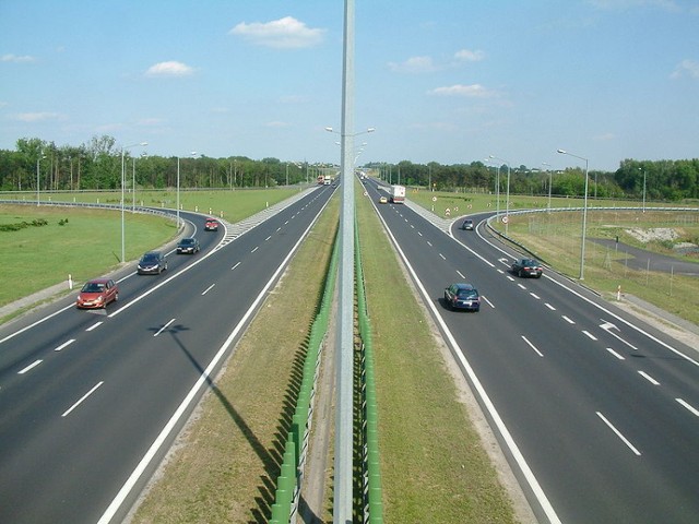 Gdyby okazało się, że GDDKiA odstąpi od kontraktu, oznaczałoby to, że prace na autostradzie A2 zostałyby wstrzymane.