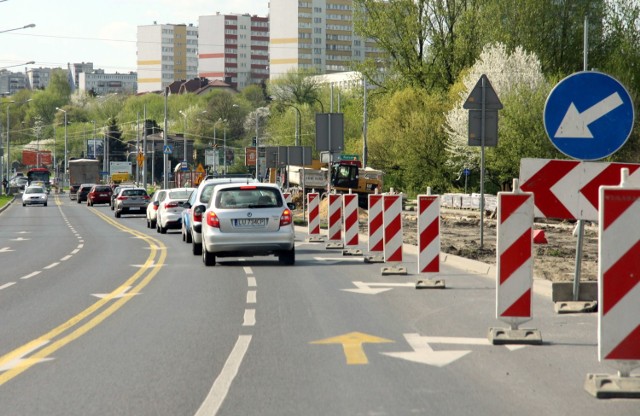 Diamentowa. Na odcinku ponad 400 metrów kierowcy mają teraz do dyspozycji po jednym pasie ruchu w każdą stronę.