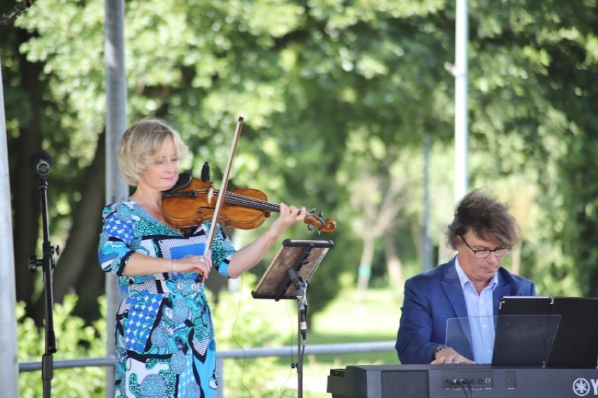 Kameralna Reda. Violin Swing Trio wystąpił w Rodzinnym Parku Miejskim. Zdjęcia czytelnika