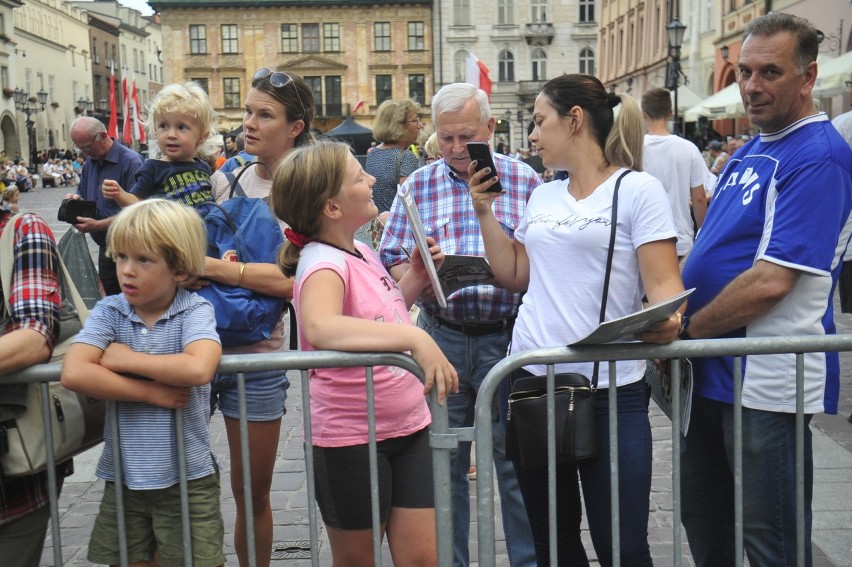 Kraków. Lekcja śpiewania na Małym Rynku. Tłumy krakowian zaśpiewały w hołdzie powstańcom [ZDJĘCIA]