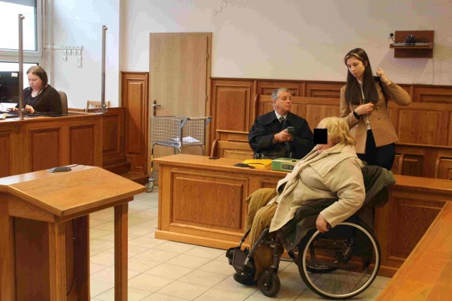 Oskarżona Barbara Z. Ś. na wózku inwalidzkim zjawiła się w  krakowskim sądzie. Odpowiada za przywłaszczenie obrazów klientów ze swoje galerii