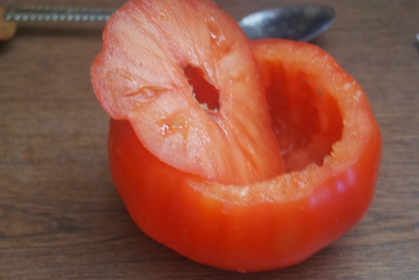 Pomidora umyć  i  ściąć górną część ( ,, czapeczkę " ) .