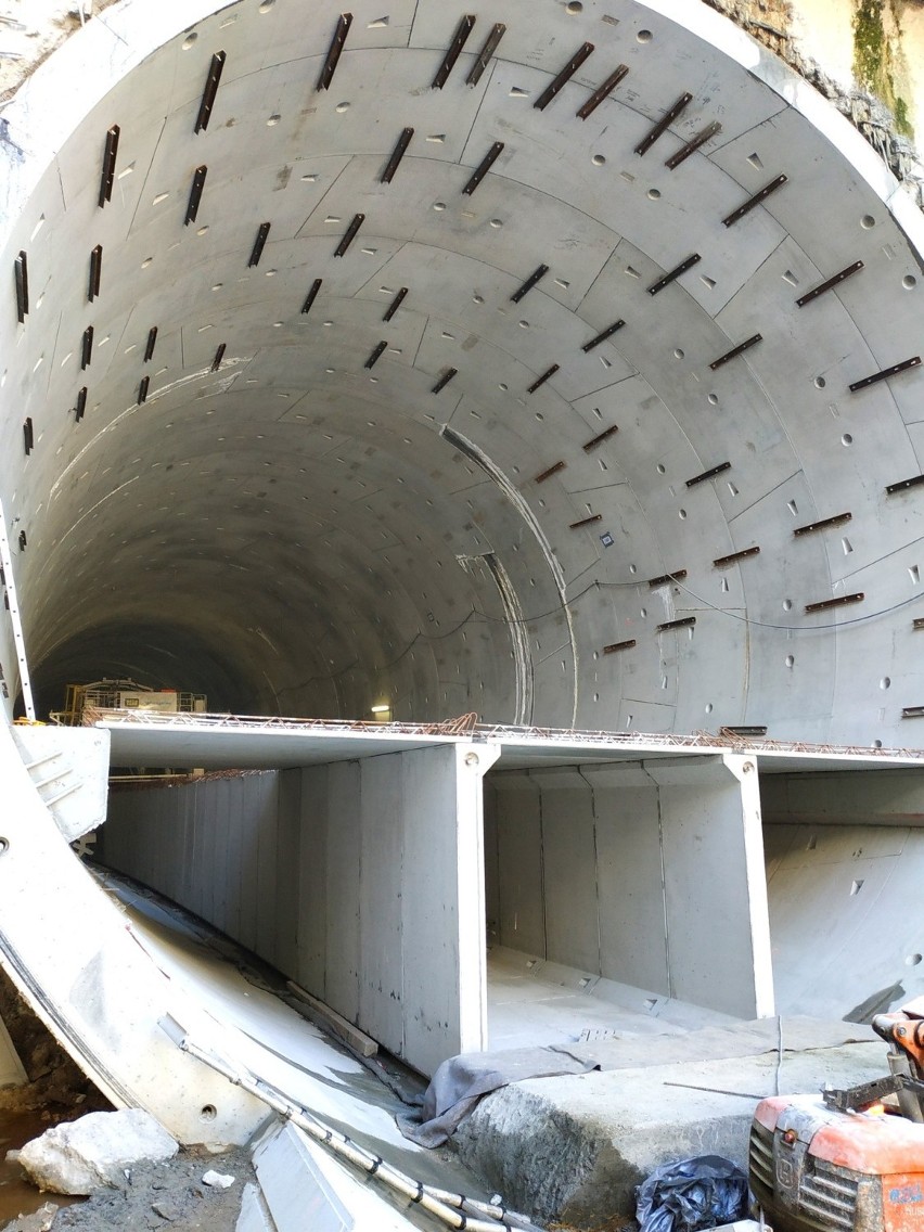 Tunel pod Świną. Trwa układanie elementów pod jezdnię. Kiedy skończą inwestycję? [zdjęcia z budowy]