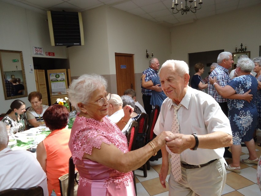 Pleszewscy seniorzy tanecznym krokiem żegnają się z latem