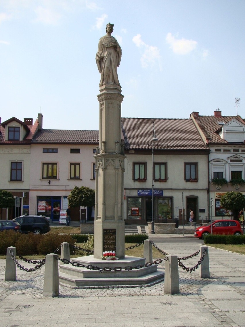 Pomnik św. Jana Kantego góruje nad Rynkiem w Kętach