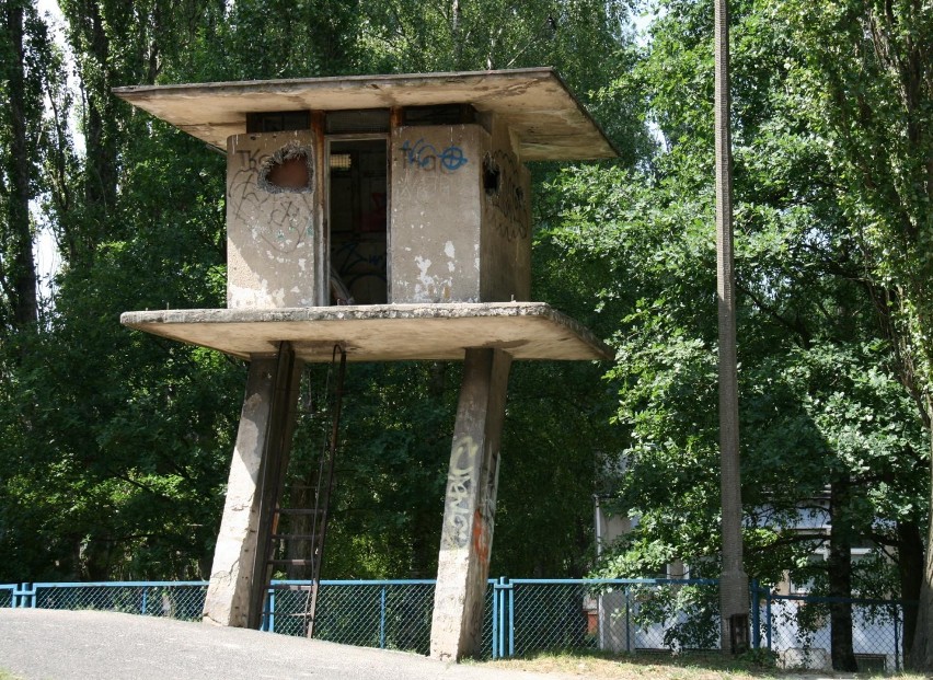 Kiedyś nieprzyjemny widok, teraz niszczeje w spokoju