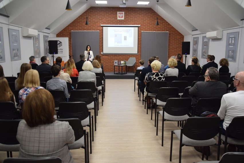 Promocja książki pt. ,,Historia zapisana w rodzinnej pamięci” autorstwa dyrektor ZSP w Lenartowicach dr Anny Marii Siereckiej