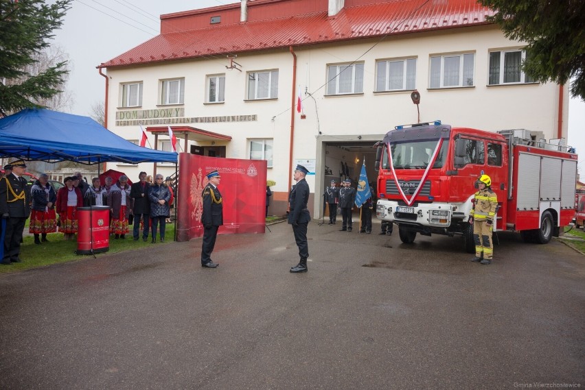 Dotąd używali go strażacy PSP z Tarnowa, teraz będą nim wyjeżdżać do akcji ochotnicy z Mikołajowic. Uroczyste przekazanie wozu gaśniczego 
