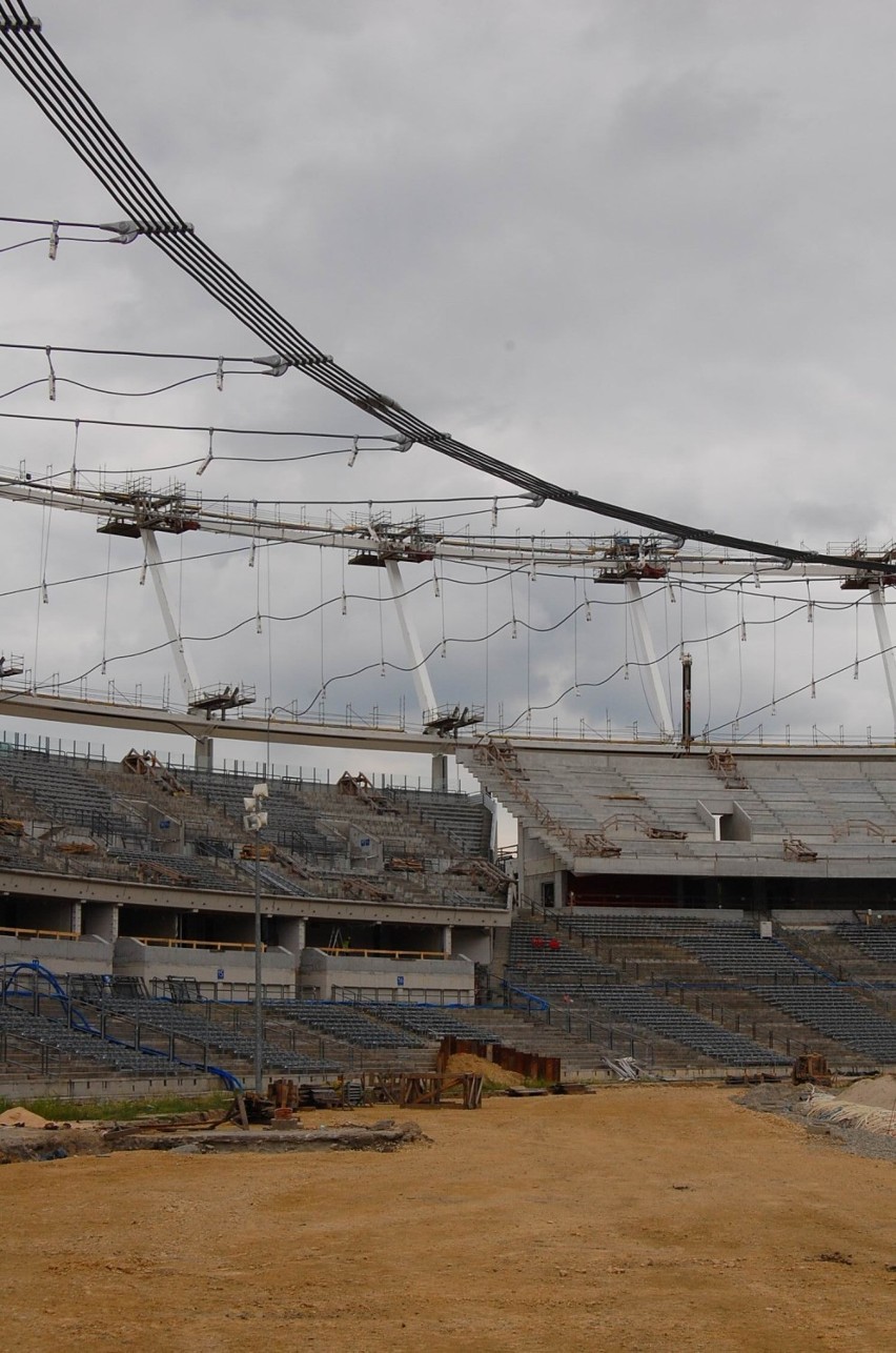 Co godzinę 830 tonowa konstrukcja dachu Stadionu Śląskiego...