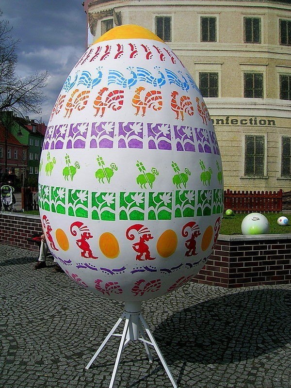 Dwumetrowe jajo ozdobione przez dwie nowosolskie artystki:...