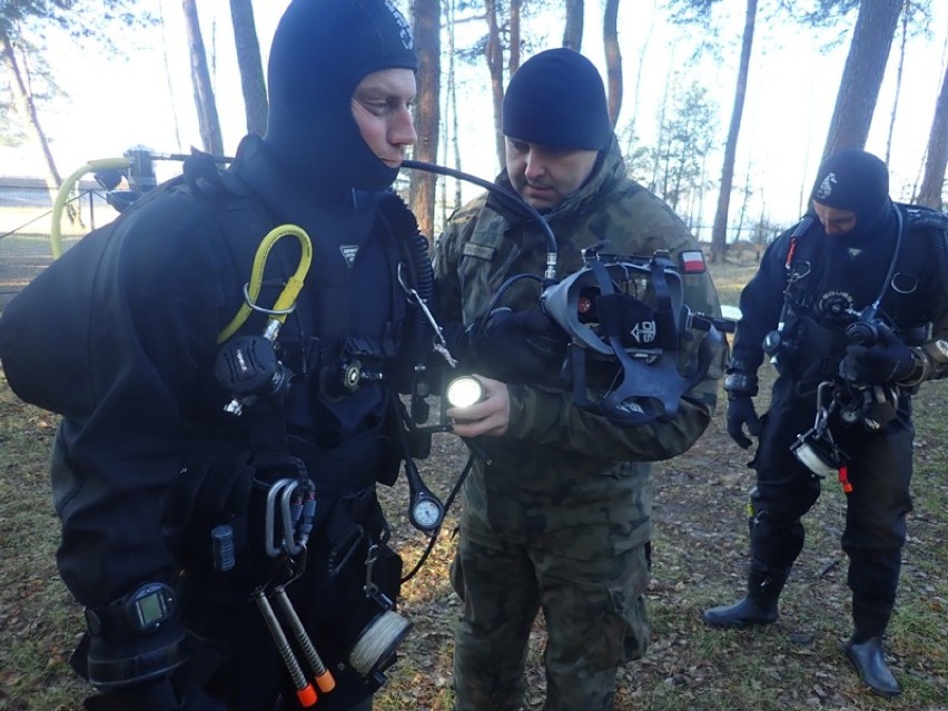 Pluton nurków z 25. Brygady Kawalerii Powietrznej szkoli się w wodach Zalewu Sulejowskiego [zdjęcia]