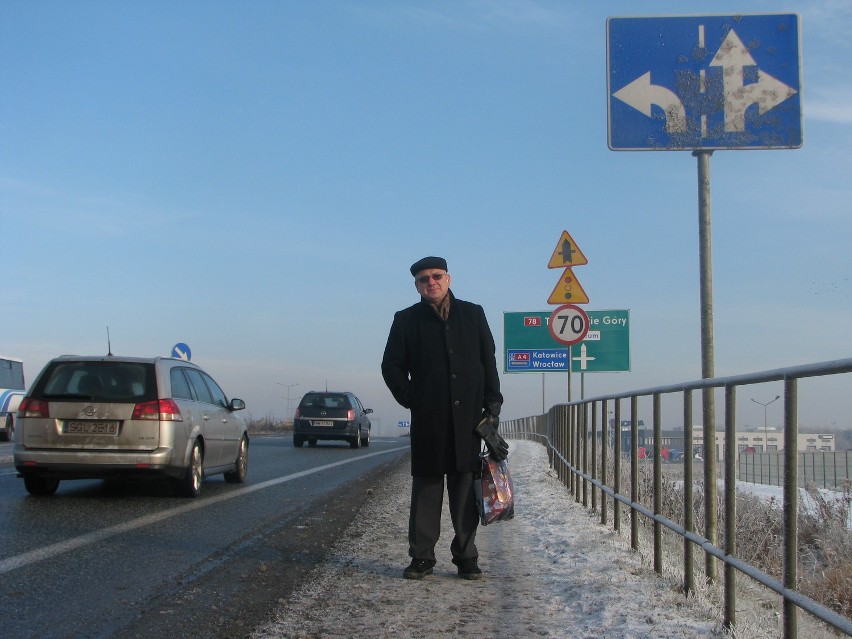 Marian Czarnecki trasę do przystanku pokonuje z duszą na...