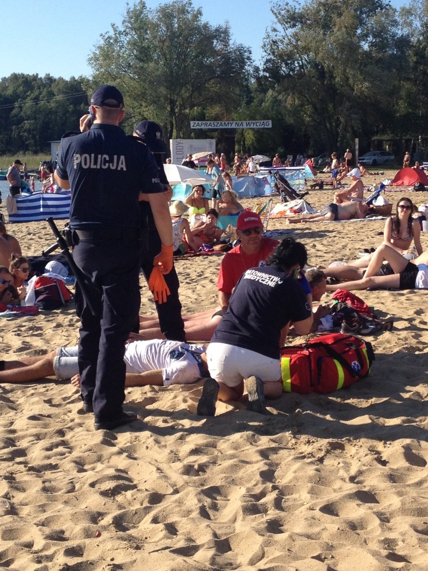 Akcja ratownicza na plaży w Skorzęcinie