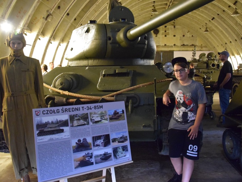 Trwa wystawa i piknik militarny na lotnisku. Czołgi T-55AM Merida i T-55U największą atrakcją [ZDJĘCIA]