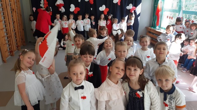Na koniec majowych, patriotycznych świąt, perełka! Przedszkolaki z Ósemki w Wałbrzychu zatańczyły Poloneza!