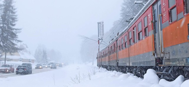 Ata zimy na Podhalu. Pod naporem śniegu łamią się drzewa. Jedno z nich spadło na trakcję kolejową. To spowodowało, że utknął pociąg jadący do Zakopanego.