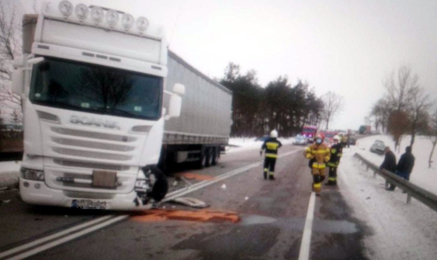 Zderzenie ciężarówki i osobówki na drodze krajowej 22 między Czerskiem a Łęgiem. Poszkodowanych sześć osób, trzy osoby w szpitalu