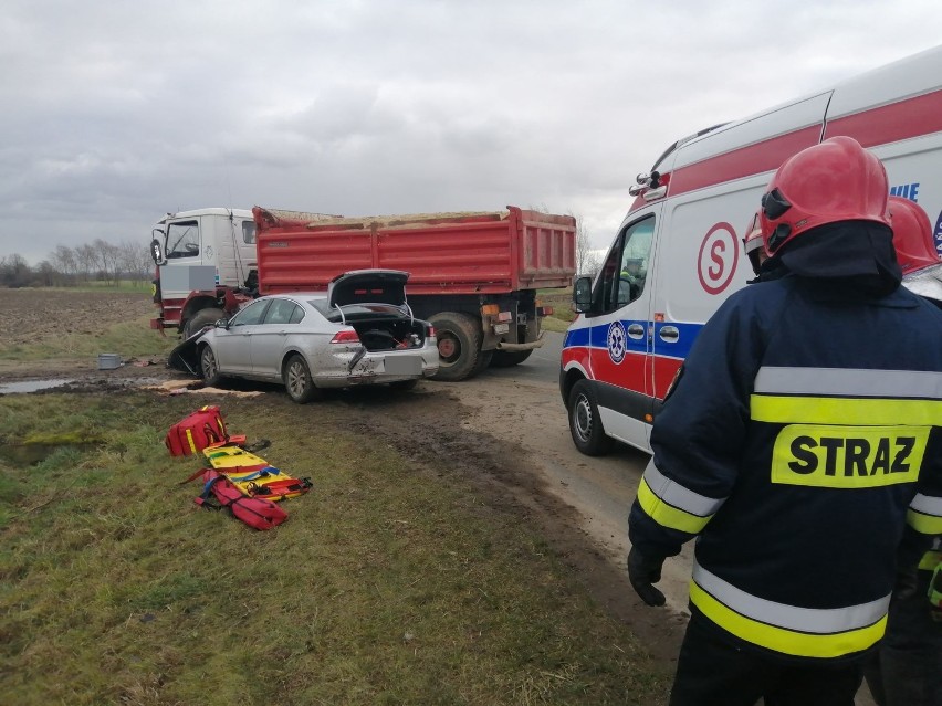 Wypadek na trasie Głogów - Orsk. Volkswagen wbił się w zbiornik paliwa ciężarówki [ZDJĘCIA]