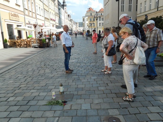 Pierwsze kwiaty i znicze w Opolskiej Alei Gwiazd przy tablicy pamiątkowej Kory.