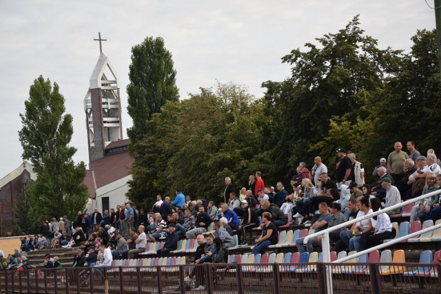 KS Dozamet Nowa Sól i Alfa Jaromirowice. Mecz na stadionie w Nowej Soli. Gospodarze przegrali 2:0 Kliknij w przycisk "zobacz galerię" i przesuwaj zdjęcia w prawo - naciśnij strzałkę lub przycisk NASTĘPNE.