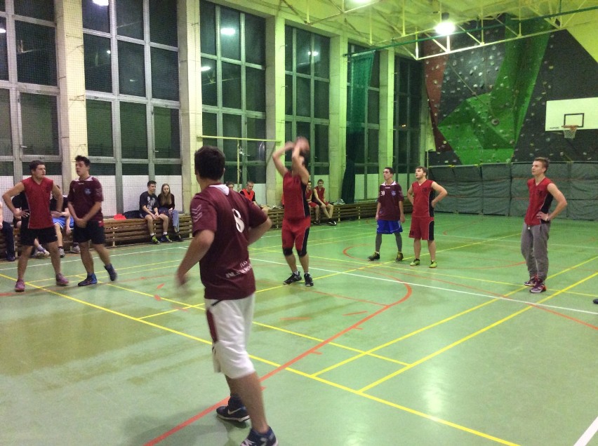 Myszków: pięć drużyn walczyło w amatorskim turnieju koszykówki. Pierwsze miejsce dla LO Myszków FOTO