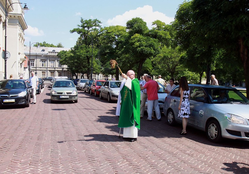 Święcenie samochodów przed katedrą w Łodzi