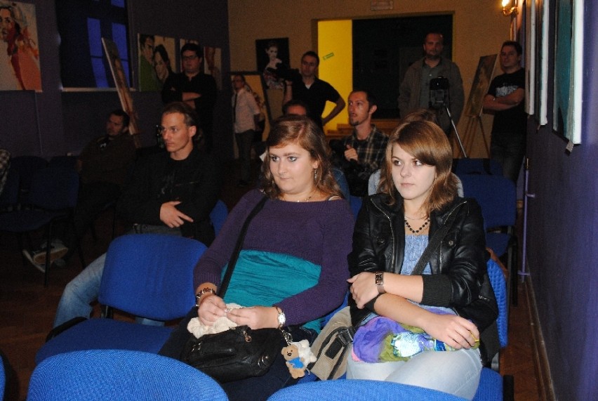 Dominika Drabik (z lewej) i Paulina Kornacka oglądają klip