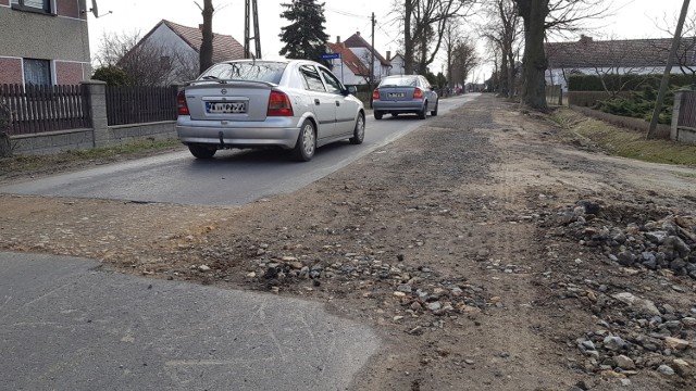 Zwężenia, błoto i brak chodników - to teraz codzienność mieszkańców Pustkowa i Schodni pod Ozimkiem.