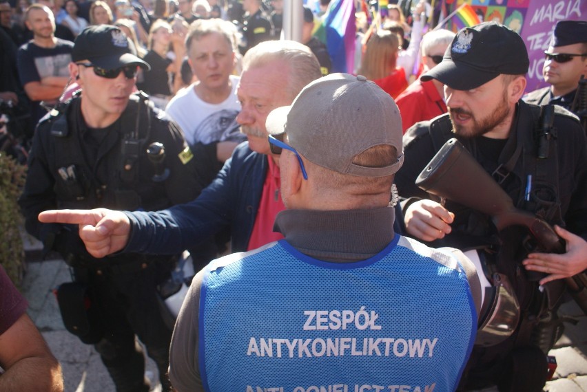 Wójt Żelazkowa podczas marszu równości w Kaliszu miał...