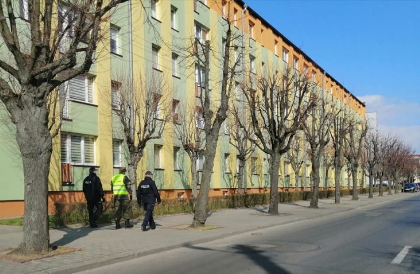 Policjanci z żołnierzami WOT sprawdzają czy mieszkańcy...