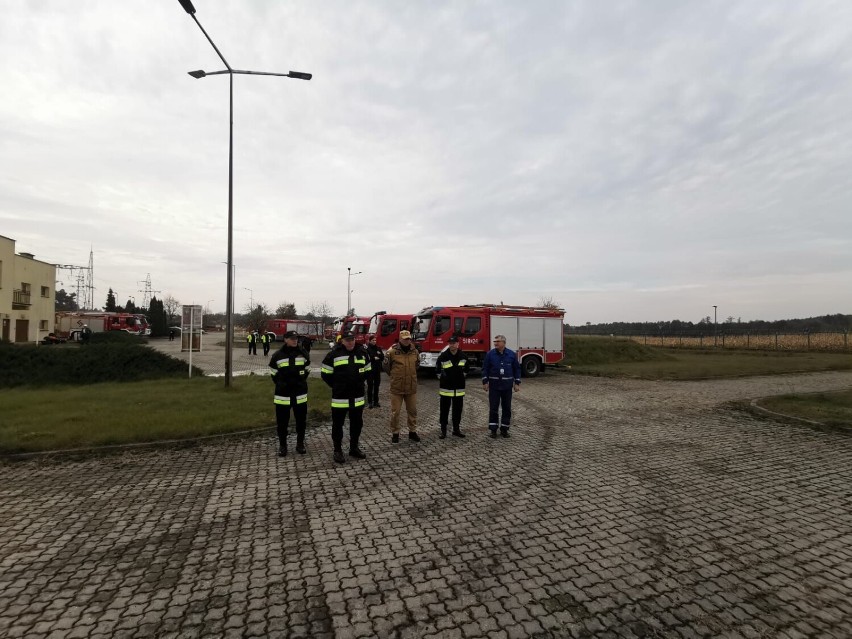 Wspólne ćwiczenia policji i straży pożarnej z Rypina. Scenariusz obejmował wyciek ropy naftowej i pożar. Zobacz zdjęcia