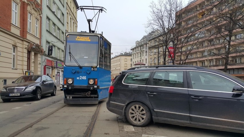 Mistrzowie parkowania w Krakowie. Musicie to zobaczyć [PRZEGLĄD]