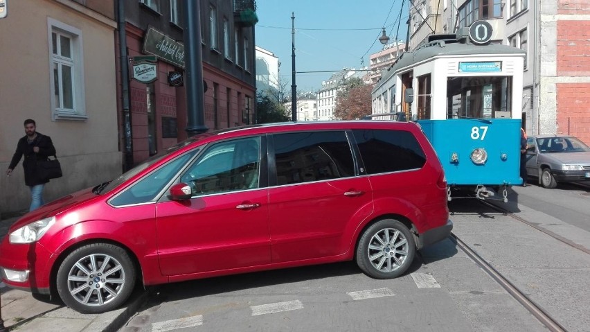 Mistrzowie parkowania w Krakowie. Musicie to zobaczyć [PRZEGLĄD]
