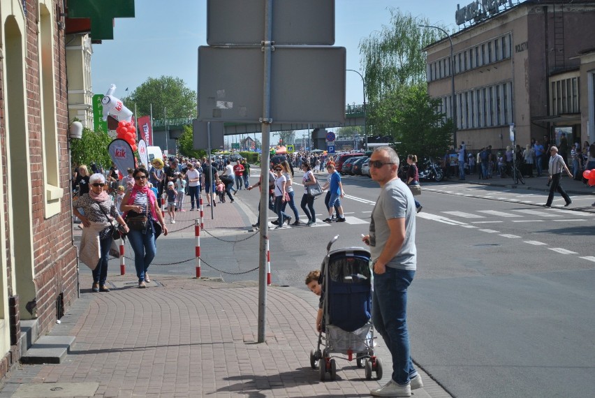 Tłumy ludzi i samochodów w mieście i komunikacyjny paraliż