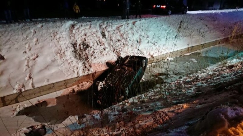 Niskowa. Samochód osobowy wypadł z drogi i dachował w rowie [ZDJĘCIA]