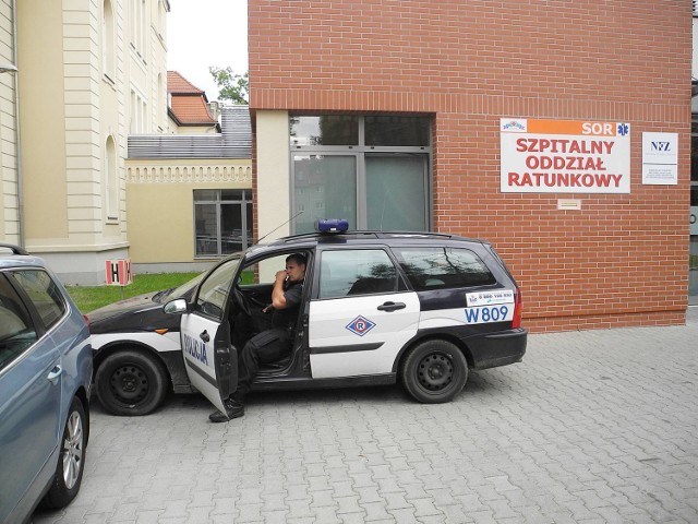 Policjanci byli w szpitalu ustalić, jakie obrażenia ponieśli uczestnicy kolizji.