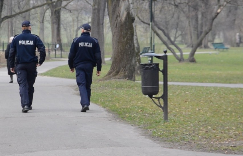 Z lądu, powietrza i wody. Krakowscy policjanci na straży bezpieczeństwa podczas pandemii koronawirusa [ZDJĘCIA, WIDEO]