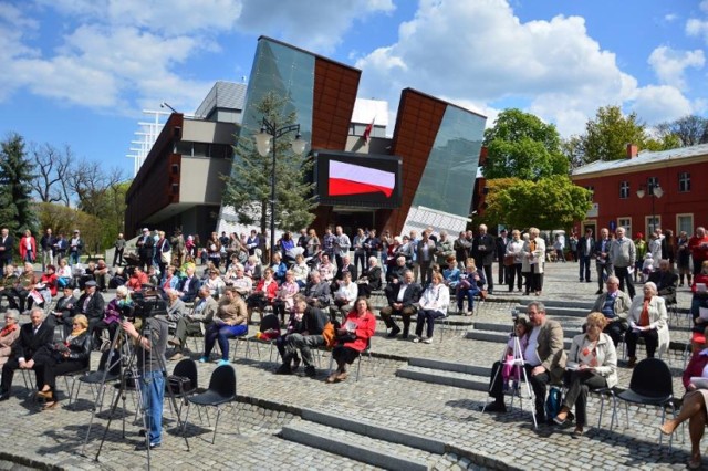 Koncert patriotyczny przed teatrem w Kwidzynie w 2016 roku.