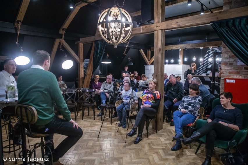 Stowarzyszenie Omne Verbum zorganizowało spotkanie "W tyglu opinii" z pochodzącym ze Stargardu publicystą Marcinem Makowskim ZOBACZ ZDJĘCIA