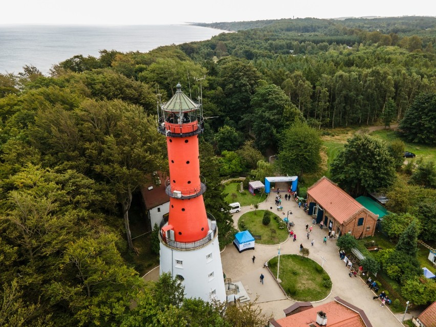 Foto Powiat Pucki: Latarnia w Rozewiu - najbardziej na północ wysunięte światło nad Bałtykiem. Widzieliście ją z powietrza? | ZDJĘCIA