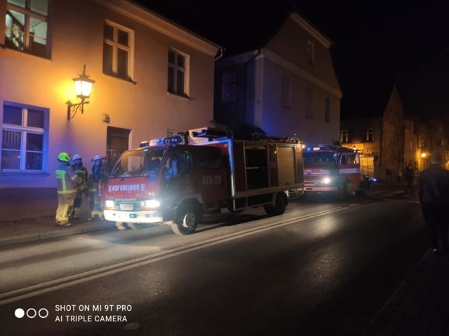 Strażacy i policjanci podczas akcji gaśniczej przy ul. Wodnej musieli wspólnie poradzić sobie z agresywną mieszkanką