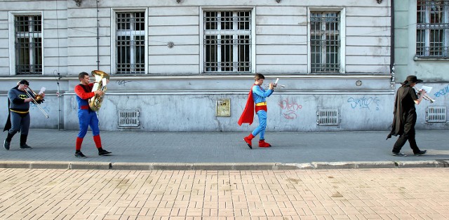 Superbohaterowie na Mariackiej promowali Festiwal Filmów Kultowych
