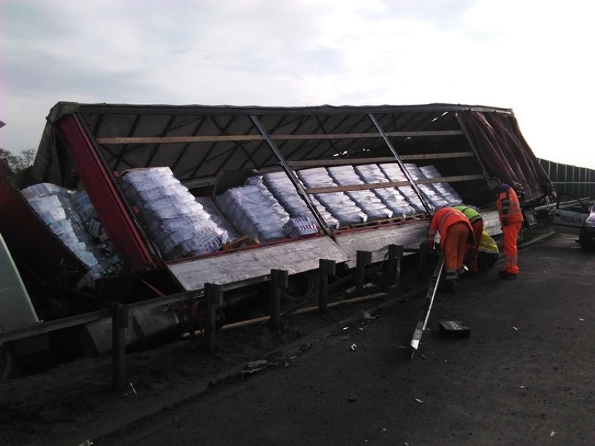 Bochnia. Wypadek na A4. Ciężarówka pełna piwa przebiła...